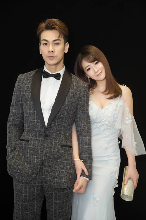戴向宇携妻恩爱亮相国剧盛典格纹西装酷帅有型
