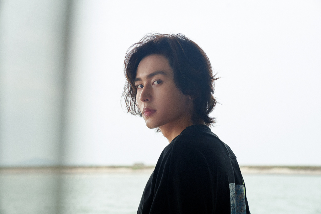 张哲瀚长发造型帅气写真图片18