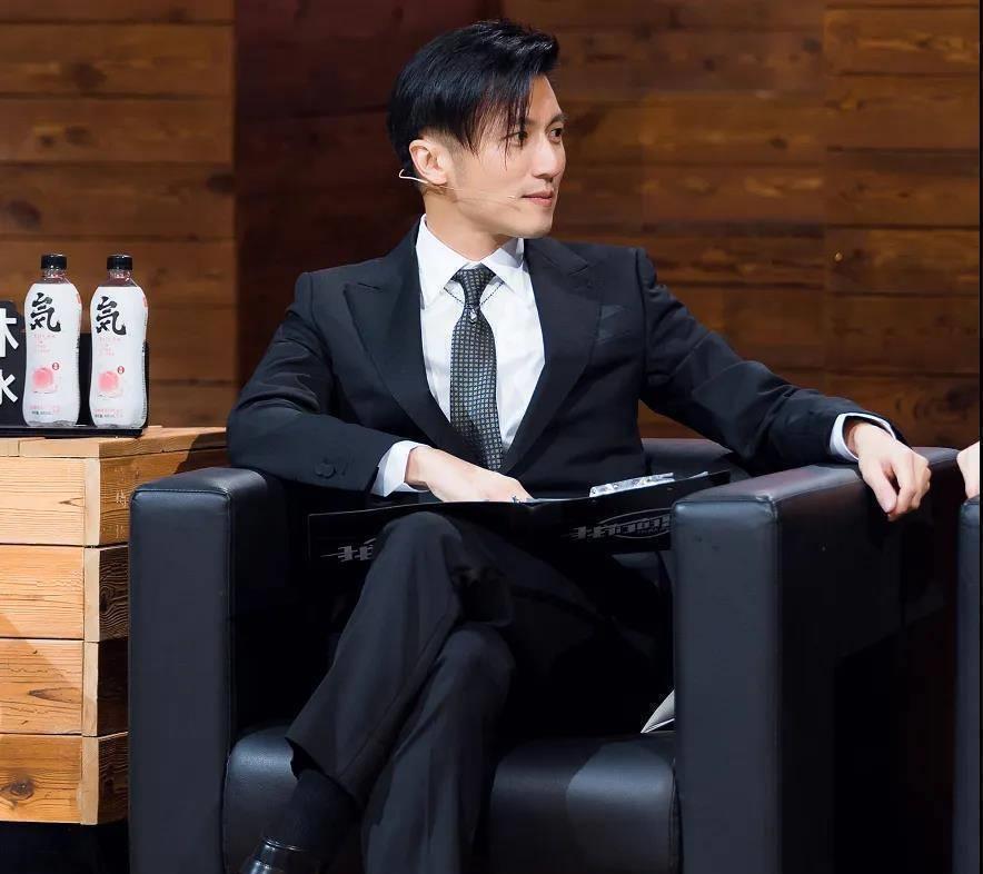 张柏芝晒二儿子近照,梳谢霆锋同款发型被赞帅气,妥妥的小帅哥_照片