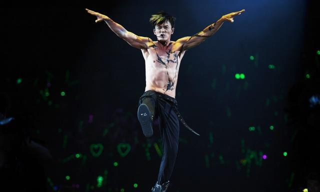 在演唱会上,林峯淋水湿身,紧身的汗衫紧紧贴着肌肤,肌肉身材线条显露