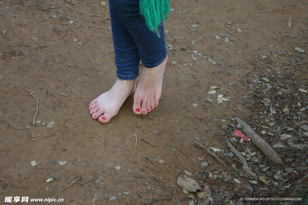 光脚丫 走路的美女