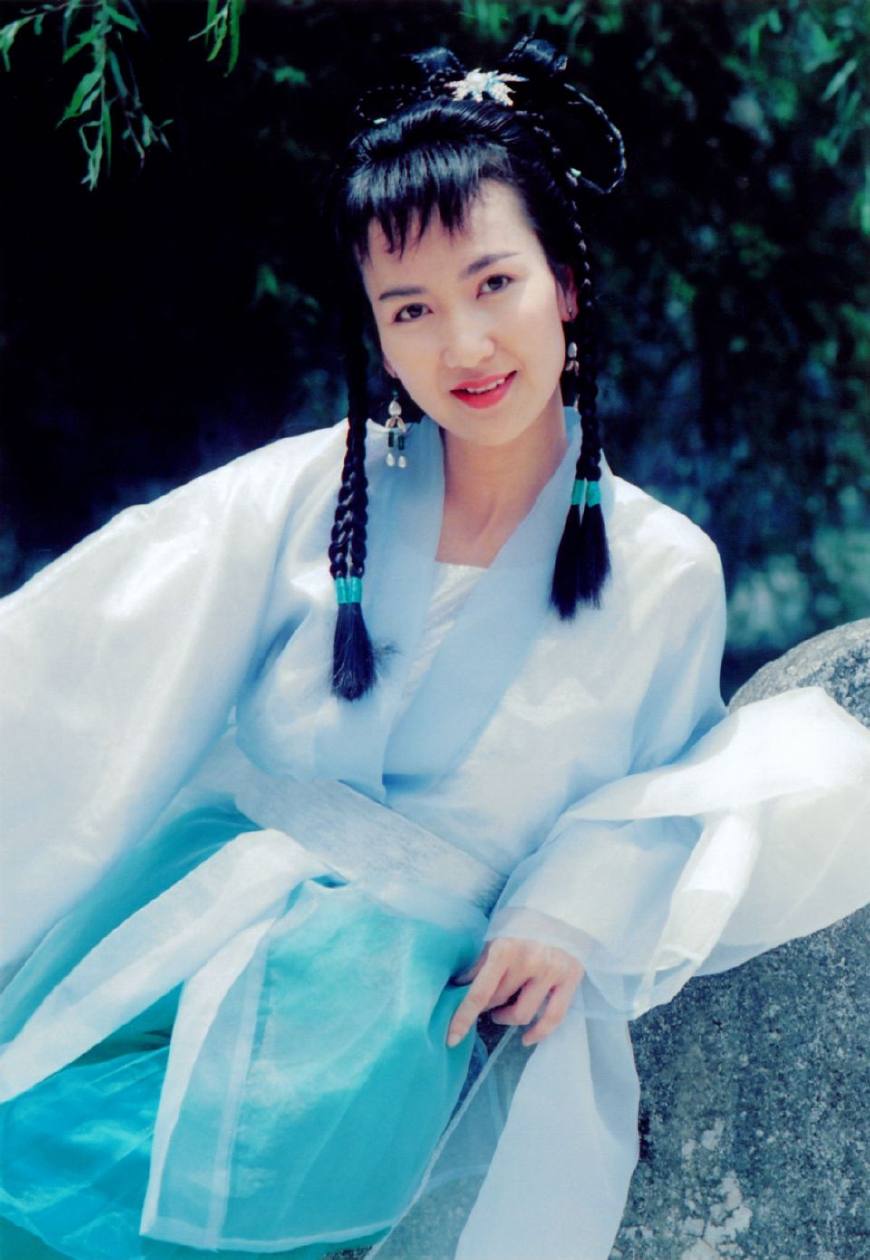 反而多了一丝清纯,因此她被观众评为:最美青蛇陈美琪和赵雅芝,叶童三