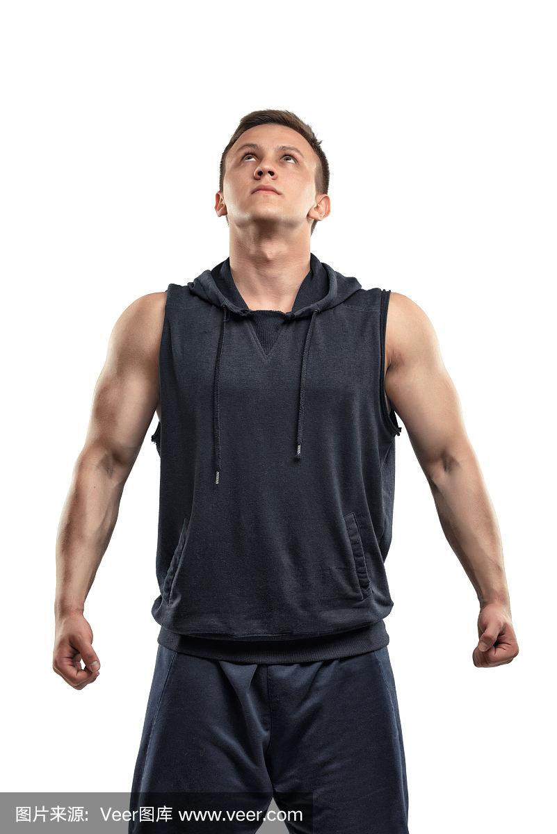 穿着运动服的男人笔直地站着,向上看