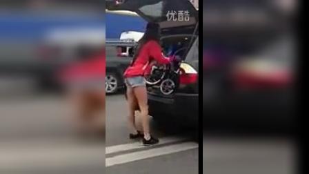 实拍拥堵高速路上女汉子当众淡定换衣,然后换单车而走