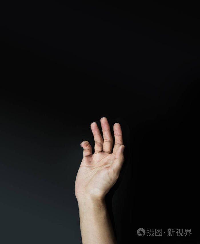 在垂直的黑色背景上放开手