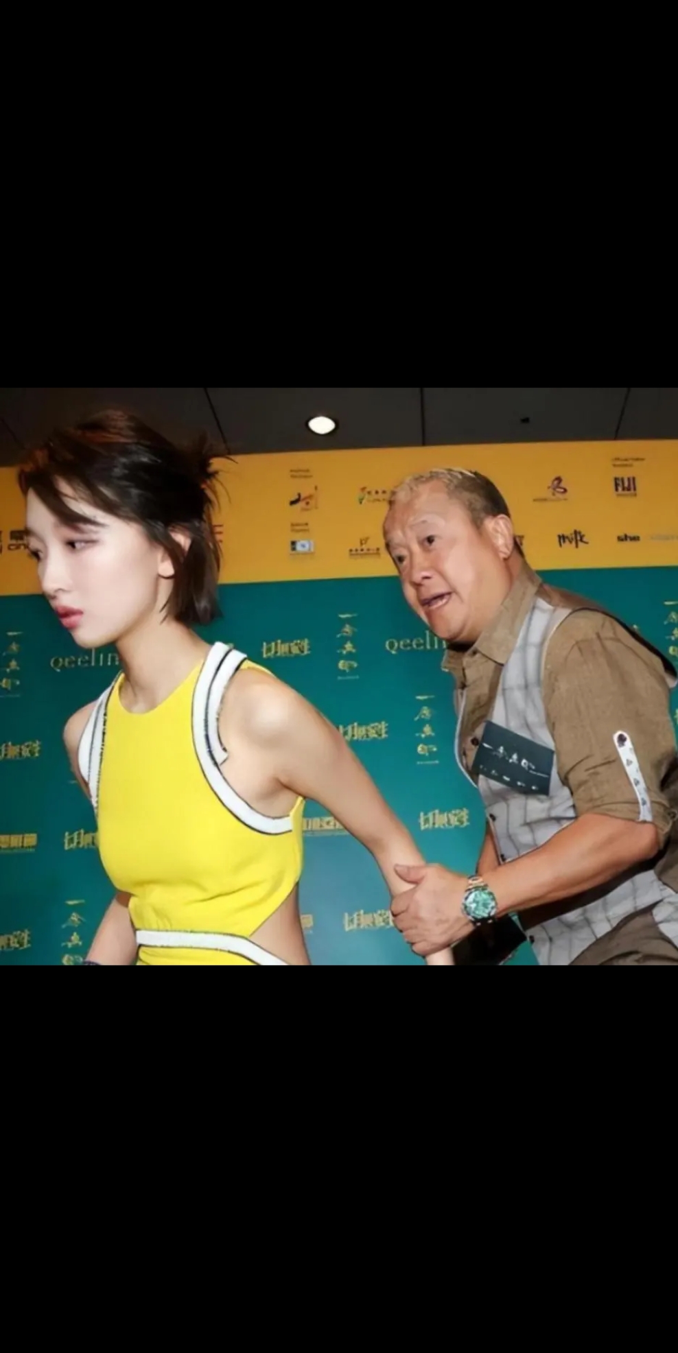 曾志伟和周冬雨的珍贵合影,周冬雨似乎有什么急事急着要走.