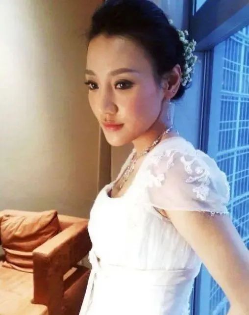 原创这4位死法很惨的明星,图一不小心摔死,而她最惨被捅了65刀