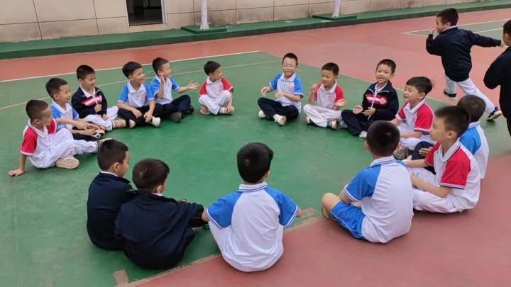 北京师范大学海口附属学校的小学生课间在室外开展游戏活动.