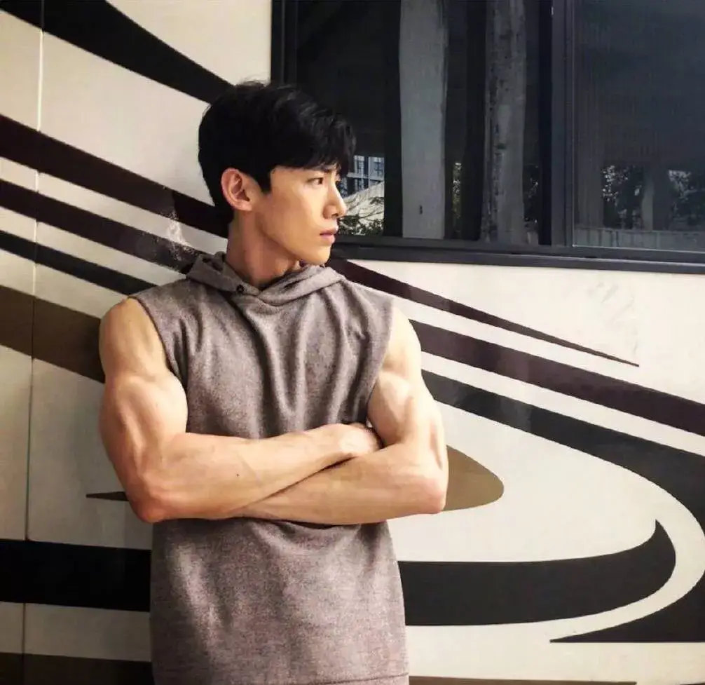 白敬亭为新戏暴虐增肌34斤,从小鲜肉变身成肌肉男_训练_角色_健身