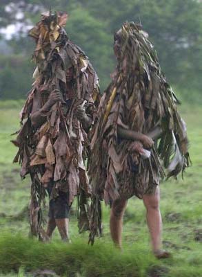 黄泥上身树叶为衣 菲律宾奇特宗教信徒(图)