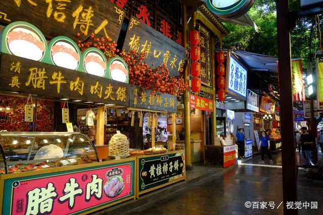 陕西西安:"五一"小长假,鼓楼小吃街客流不多!