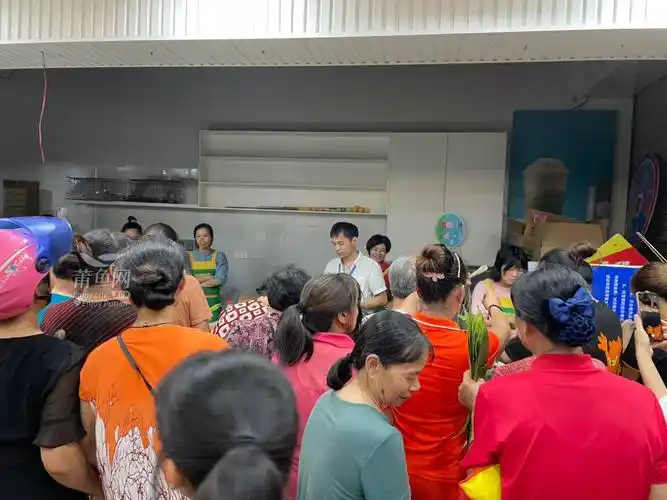 一群老年人围观新度某超市