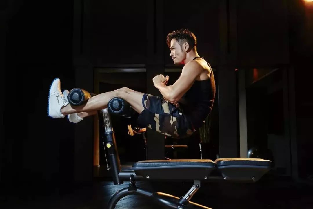 练腹还是练胸每一个动作他都会认真做好坚持17年,杨烁练到了穿衣显瘦