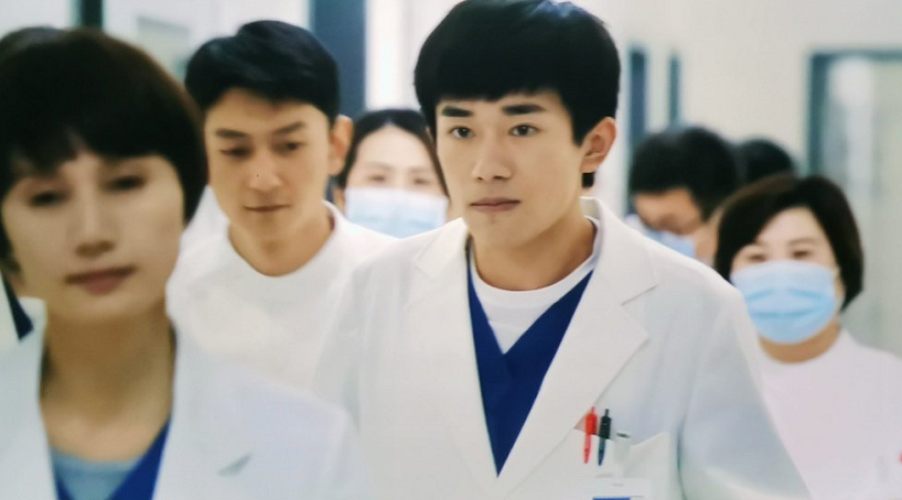 中国医生热播张子枫出场吸睛怎知全网在找张嘉倪冯绍峰