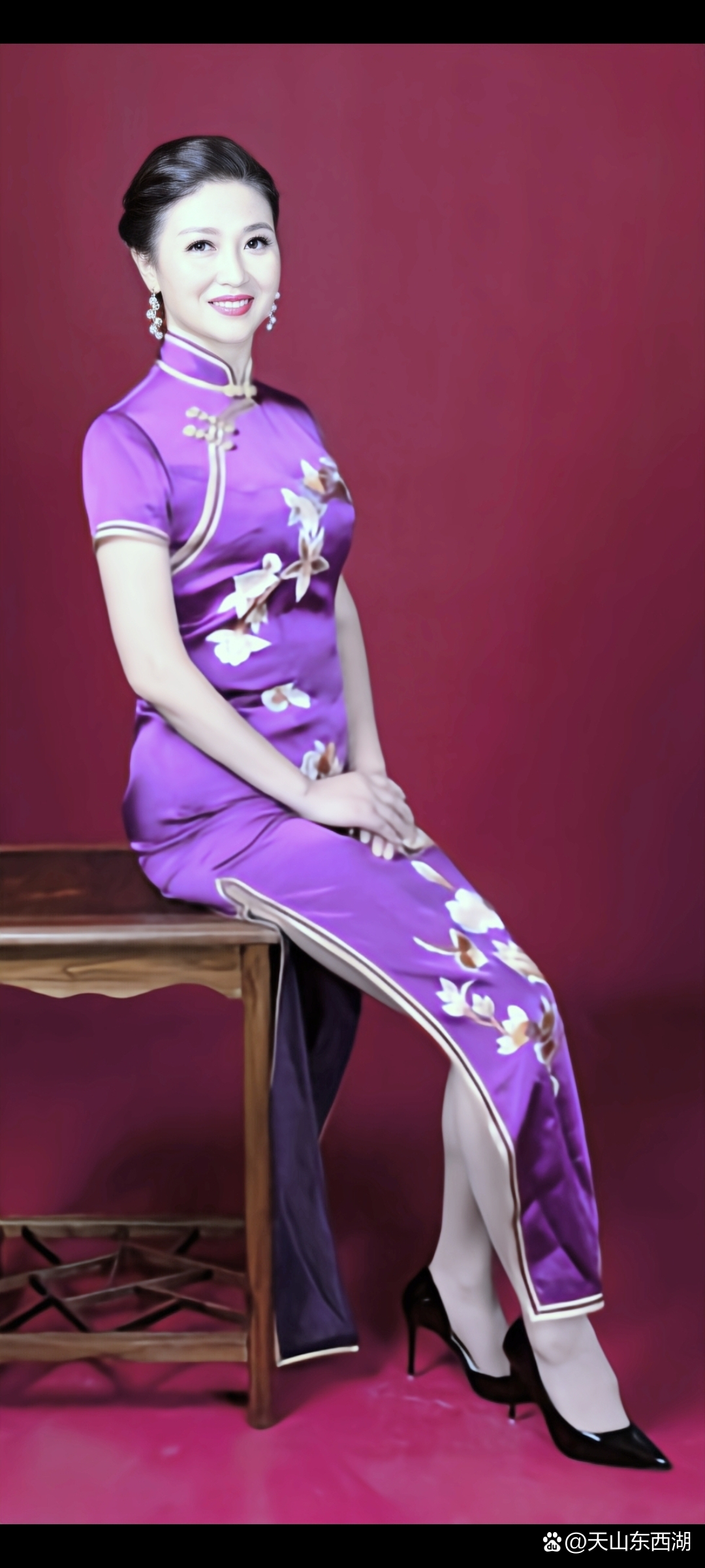 风韵犹存(六)她们身着旗袍舒缓闲适,安然静谧,显得又高贵又端庄,分