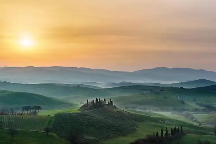 落日时的山川河流