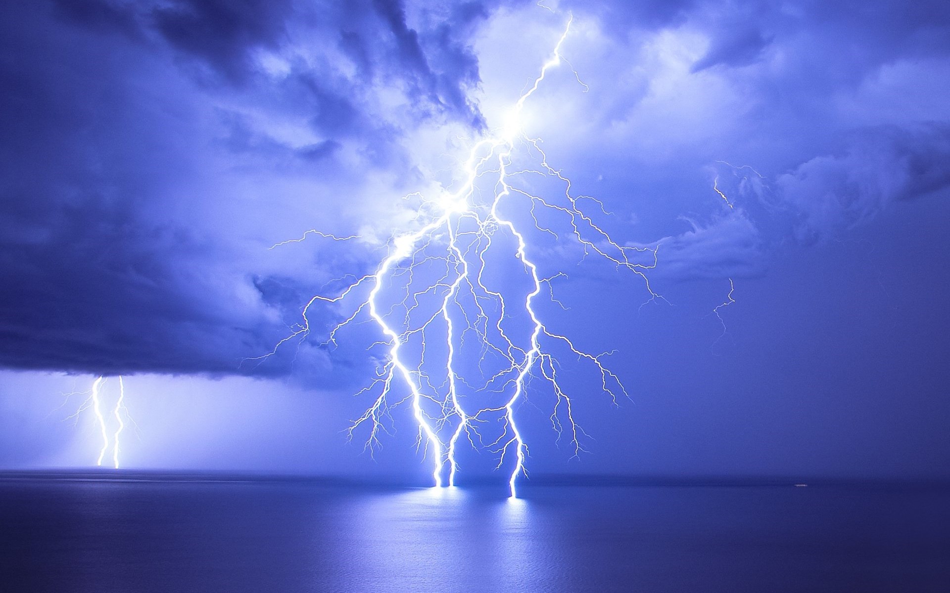 唯美自然风光闪电电脑桌面壁纸
