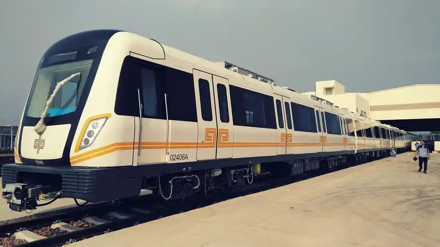 洛阳-郑州地铁2号线第37,38,39,40列地铁厢输顺利完成