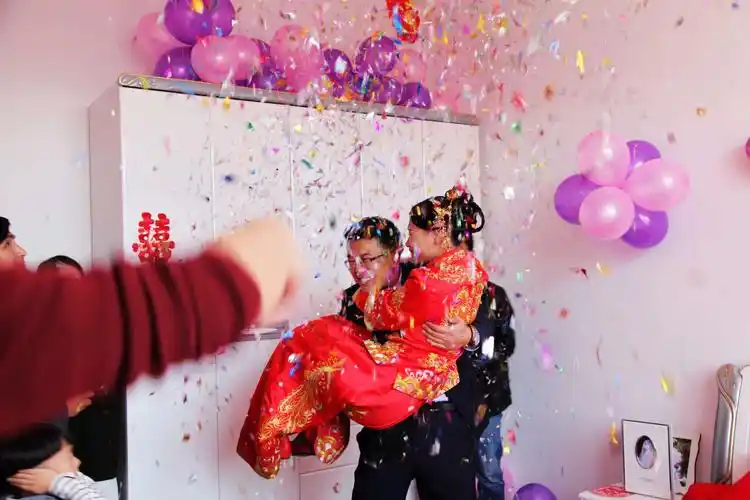 接下来新郎要抱着新娘