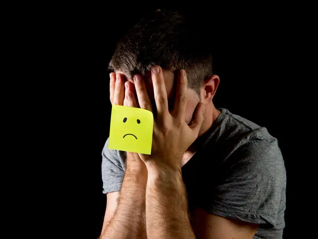 抑郁独自一人坐在痛苦和悲伤绝望与黄色贴注失败烦躁恼火烦躁无奈后悔