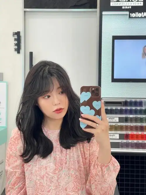 毕竟怀孕之前一个月染一次头发颜色是摩卡棕不是黑色哈!