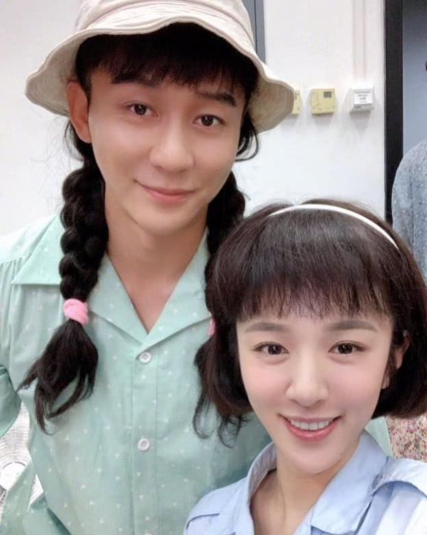 港媒曝光李晨新恋情,女方回应两人关系,并大方晒出隔手吻照片_桑尼