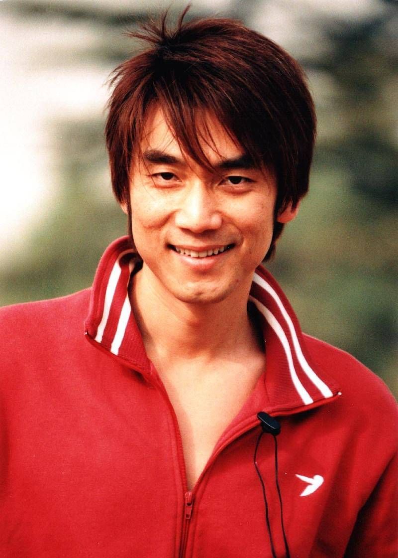 帅气大男孩林依轮,唱歌好听还会做美食