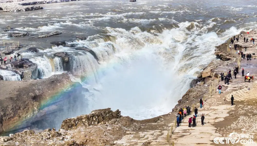 陕西延安壶口瀑布气势磅礴水流汹涌澎湃