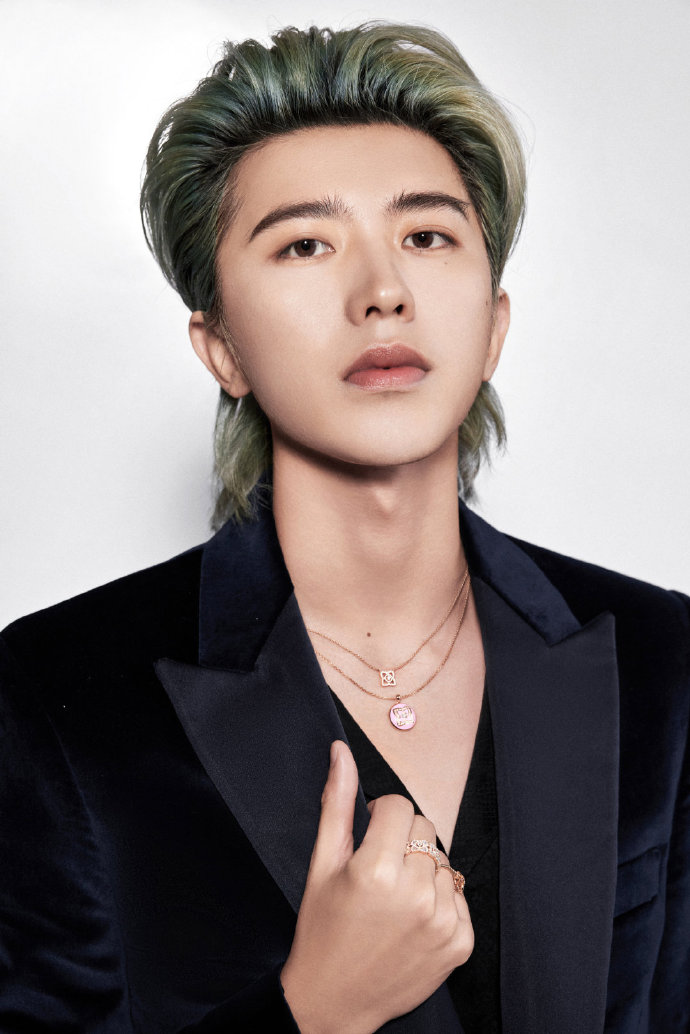 蔡徐坤v领黑色西装造型