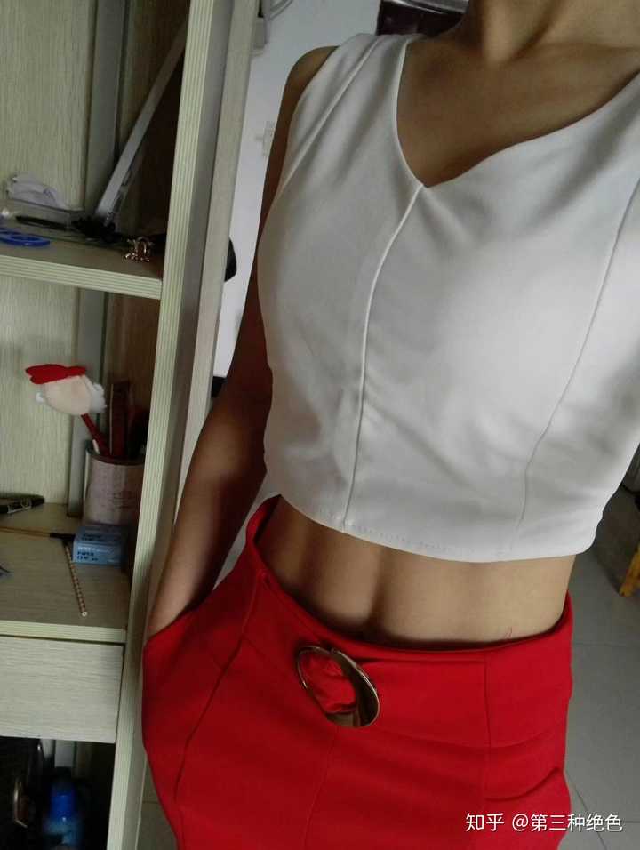 女生马甲线是练出来的还是瘦出来的?