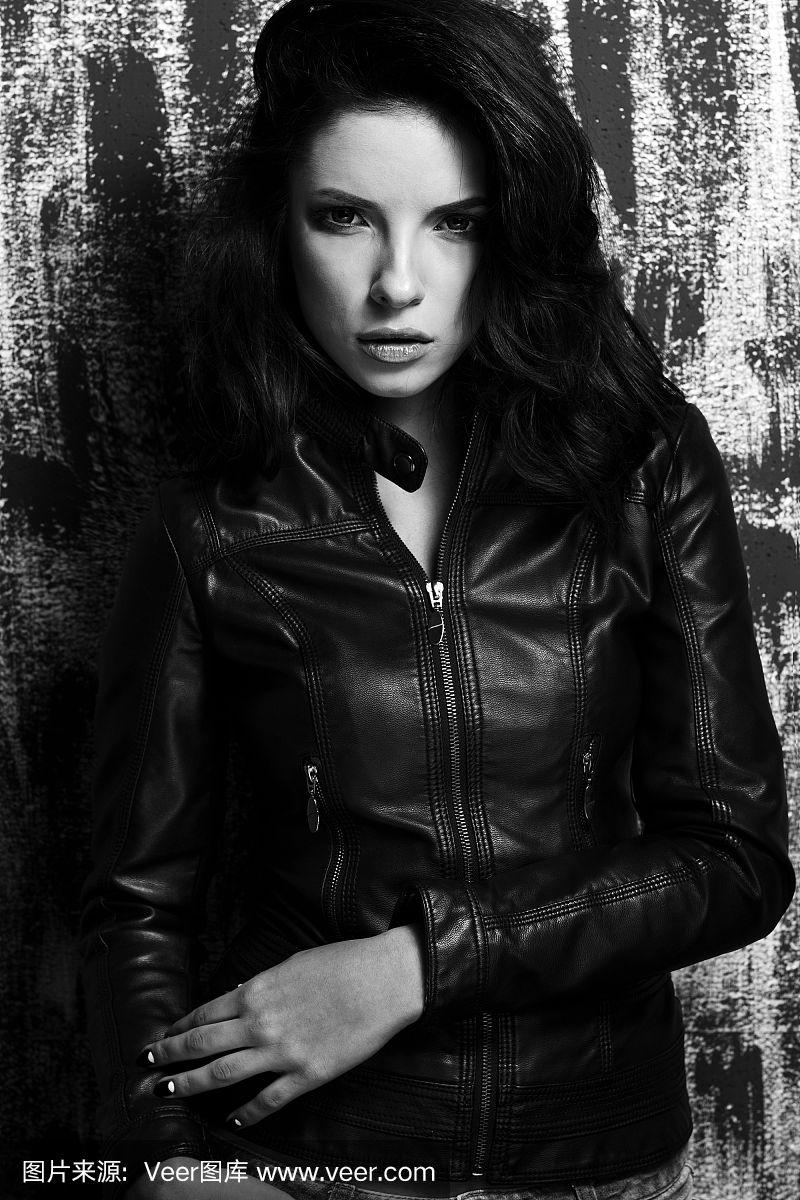 肖像迷人的女人在灰色的背景.