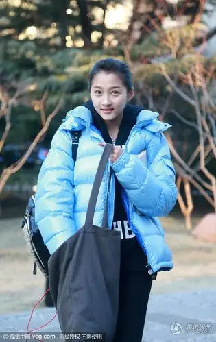 组图:关晓彤素颜参加艺考复试 父亲陪考