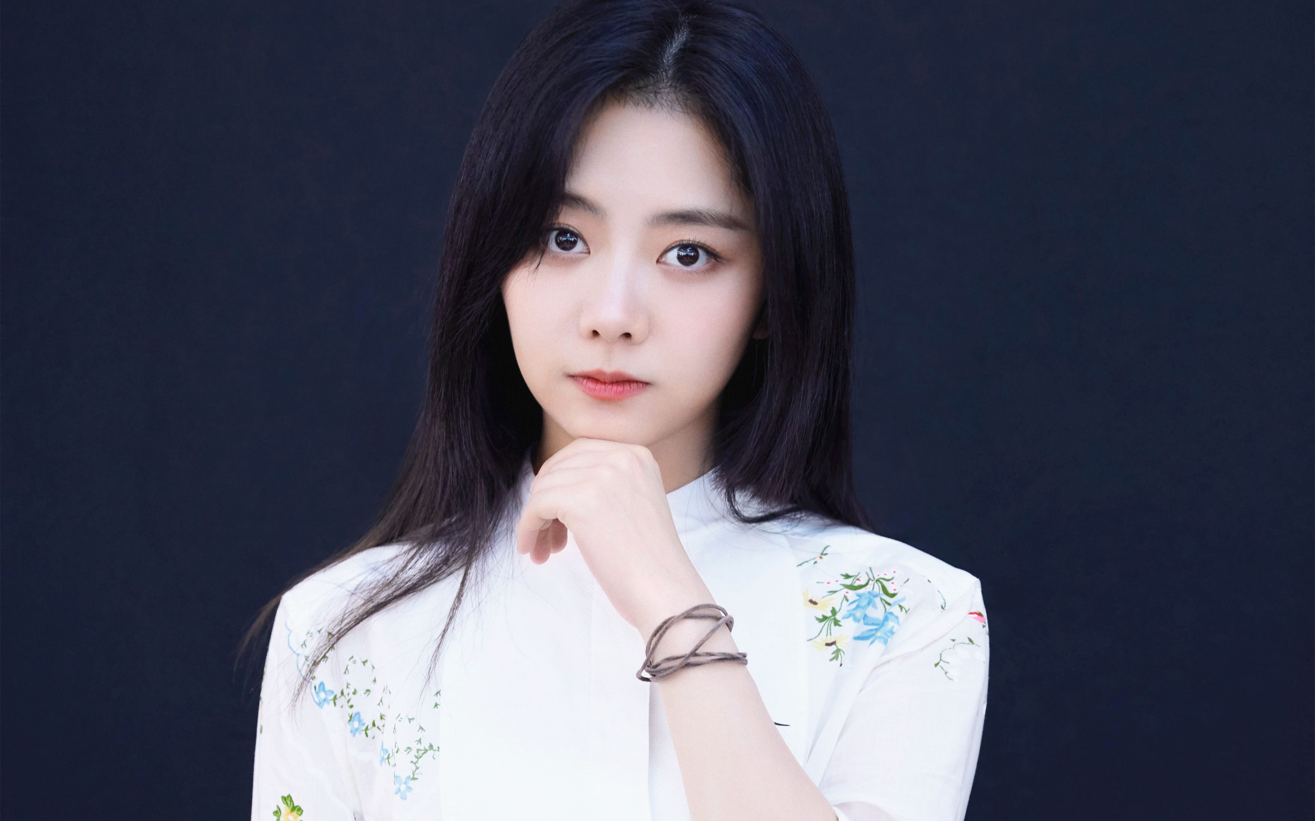 谭松韵长相甜美,气质清纯可人,却有着与其年纪不符的大气与成熟