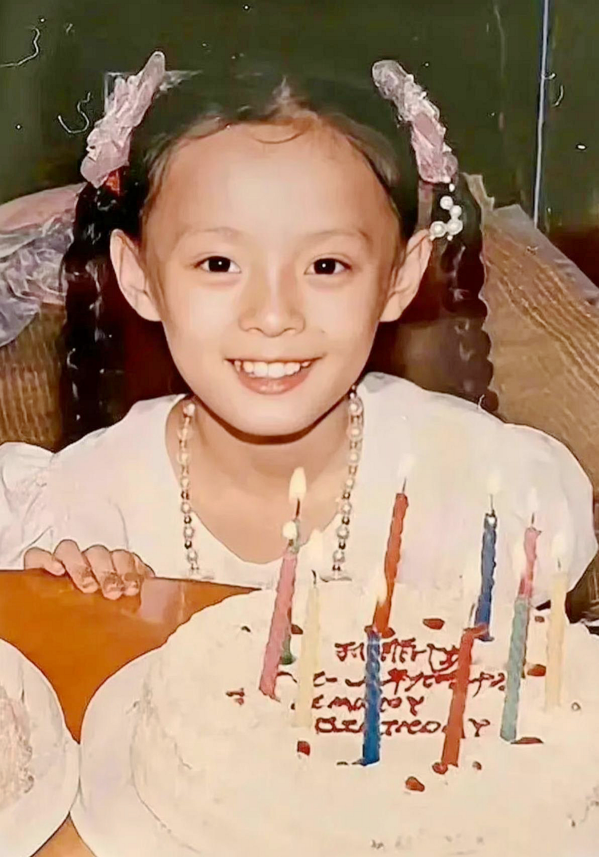 孙俪小时候的老照片,傻傻的还挺可爱的!