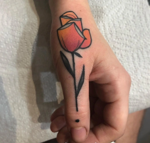 最新手指花朵彩色纹身好看的手指纹身图案5