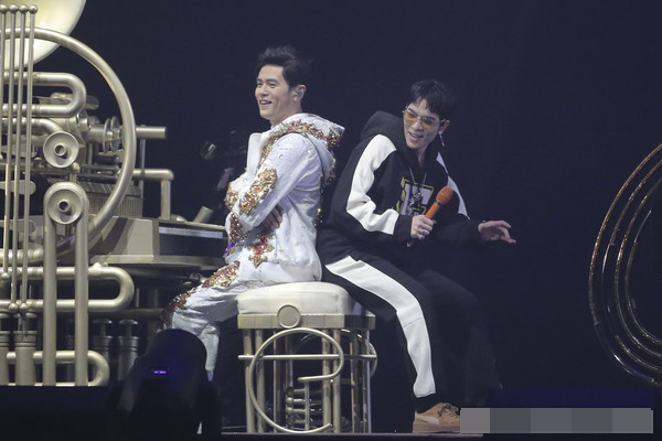 周杰伦萧敬腾舞台首合体 拿篮球pk