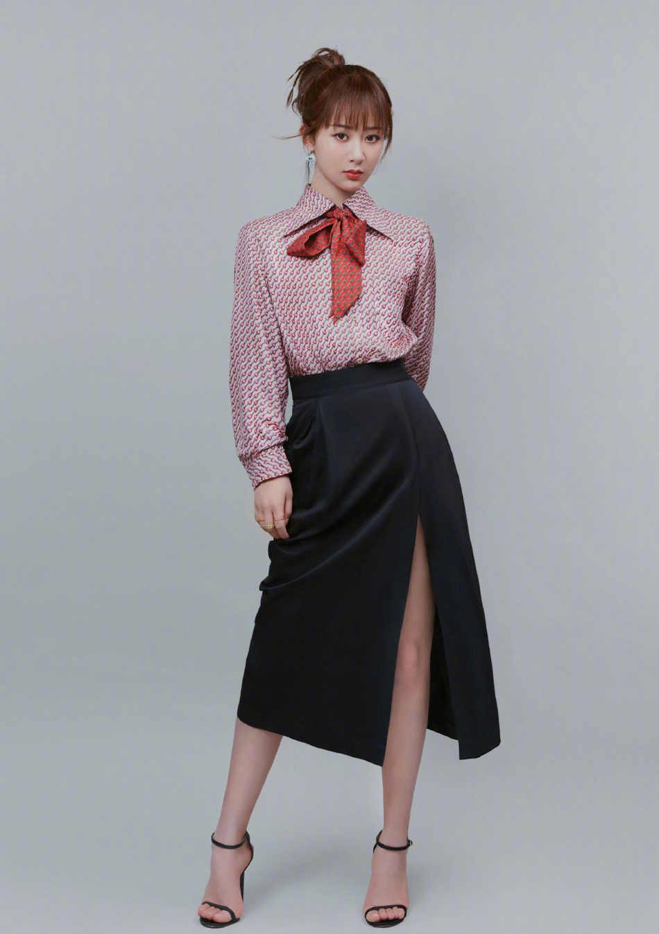 杨紫越来越成熟妩媚,这身穿搭魅力四射,你心动了吗?#杨紫