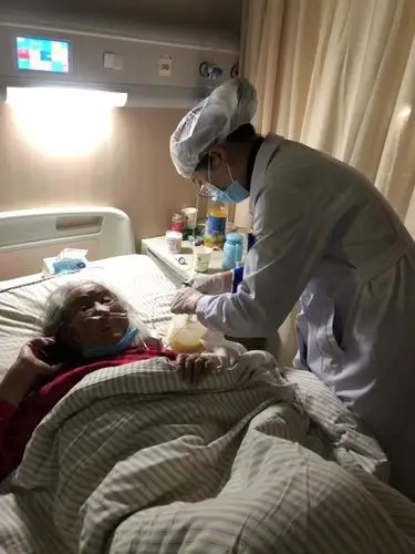 忙碌的晚夜班护士