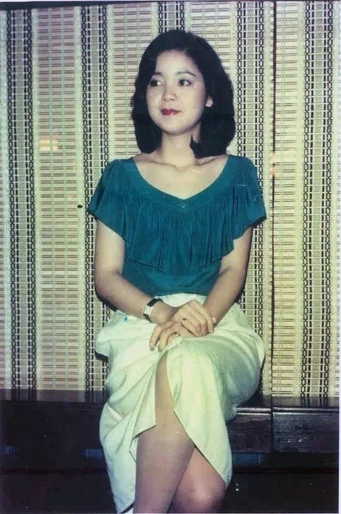 邓丽君真是时髦又风情,穿印花裙搭乐福鞋优雅丰满,真有女人味呀