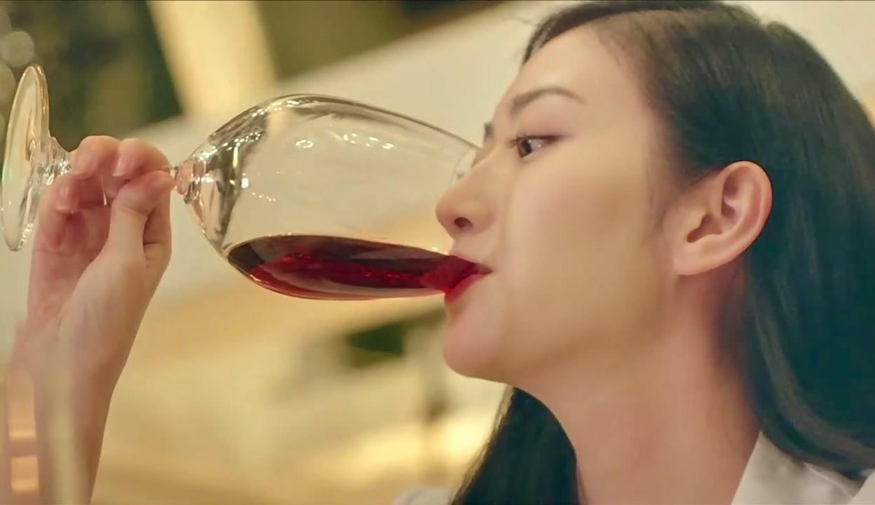 澳门风云:坏蛋给景甜下迷情水,幸好发哥及时赶到,差点就失身了-电影