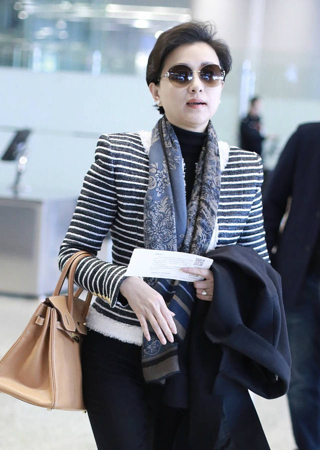 51岁杨澜低调走机场,干练穿着自带气场,不愧为"中国的华莱士"