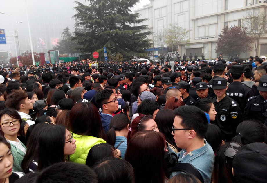 范冰冰助商场开业引万人围观 被迫取消