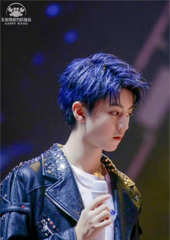 今天的王俊凯是蓝色系的,帅呆了 #王俊凯今天蓝发