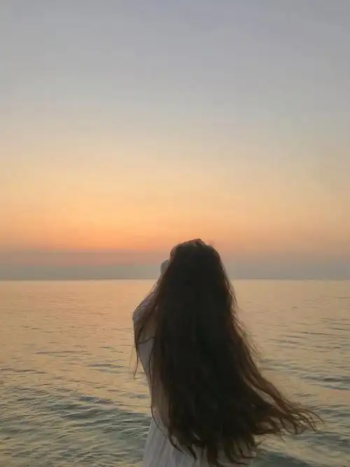 微信头像朋友圈素材女性背影海边