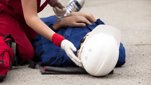 建筑工地意外受伤没人管,高额费用谁买单?_工人_保障_保险