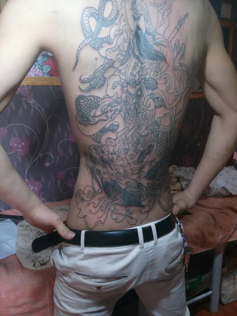 我是94年11月29日的在背上纹了个关公奇骑龙右手拿刀请大师帮我看看