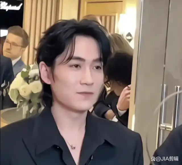 日内瓦这天被戴墨镜的朱一龙惊艳一脸富贵相增肥后颜值回春
