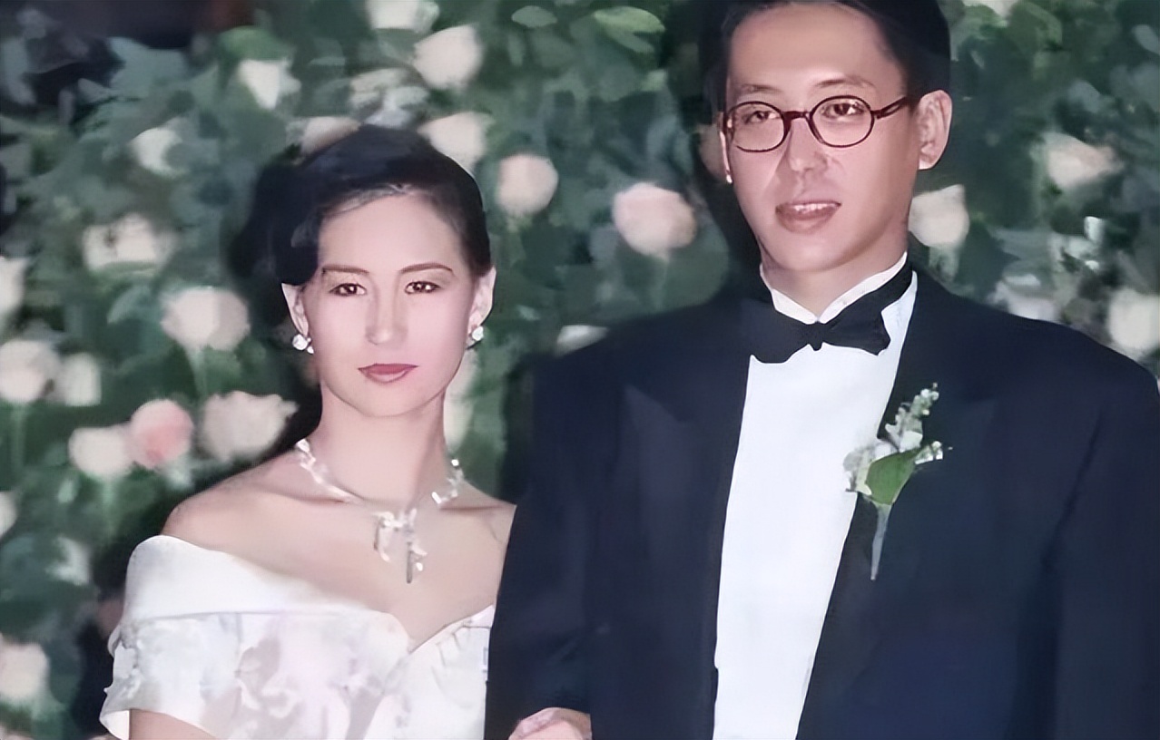 何超琼|60岁何超琼现身海口,仪态优雅身材不输年轻人,一双美腿太吸睛