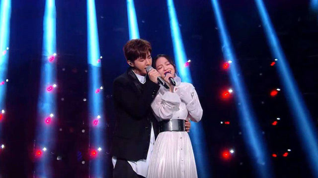 张韶涵太漂亮了,炎亚纶不禁搂腰合唱《没离开过》,网友:般配