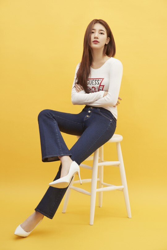 秀智拍初春宣传写真 牛仔裤包裹完美曲线